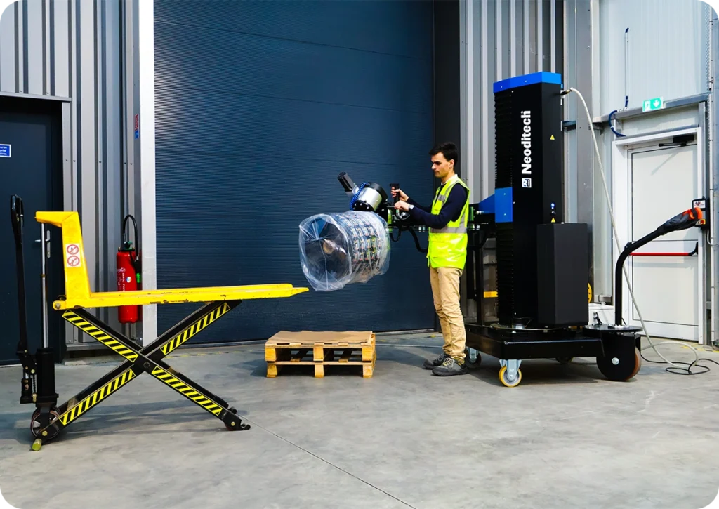 Bras manipulateur industriel SCARA TITAN de Neoditech manipulant une bobine d'étiquettes à l'aide d'une pince pneumatique dans un environnement industriel
