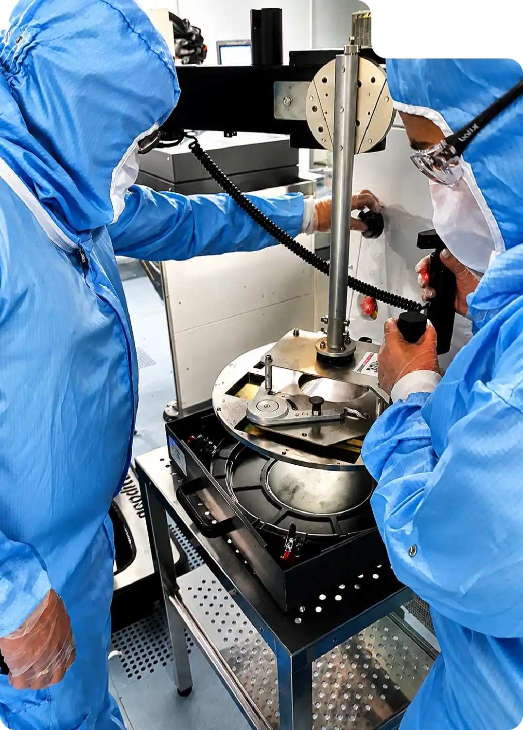 Manipuation de carte à sonde à l'aide du bras SCARA PARTS - manutention industrie électrique